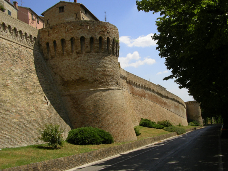 Corinaldo, uno dei borghi più belli delle Marche, mura fortificate