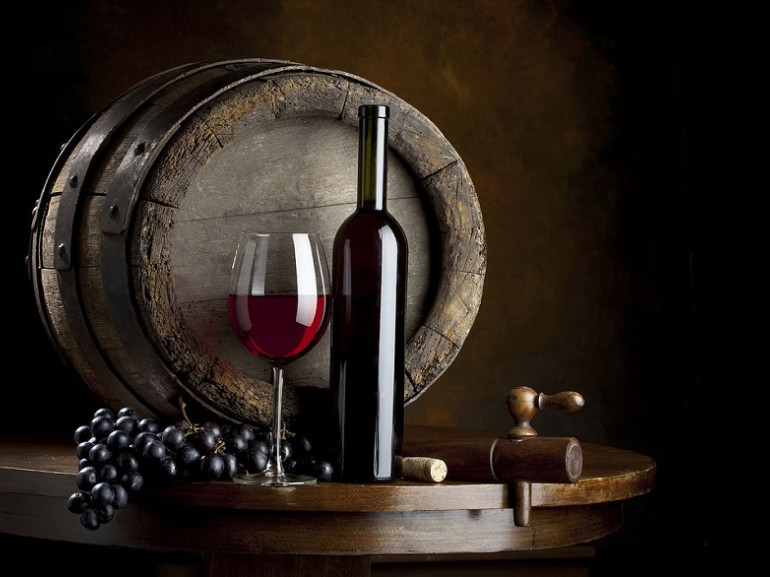 L’Abruzzo conserva una notevole tradizione enologica e i suoi vini sono conosciuti e apprezzati  in tutto il mondo. Tra i vini tipici i più noti sono il Montepulciano, il Trebbiano ed il Cerasuolo, vini con Denominazione d’Origine Controllata. Guida green, Abruzzo
