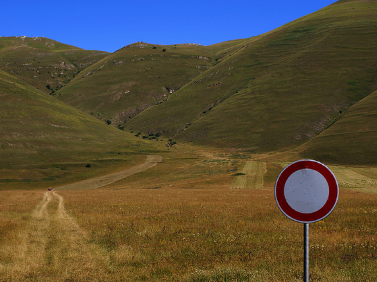 Uno dei tanti sentieri ciclabili presenti nelle valli che circondano Norcia. Foto di Massimo Valiani via Flickr