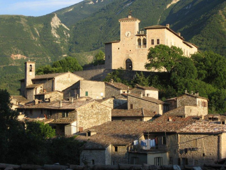 Il borgo di Piobbico, dominato dal castello dei Brancaleoni
