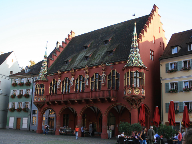 Il Kaufhaus, l'edificio rosso nella piazza principale di Friburgo 