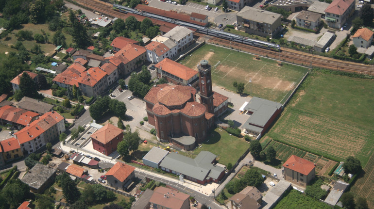 foto aerea della cattedrale di Caslino