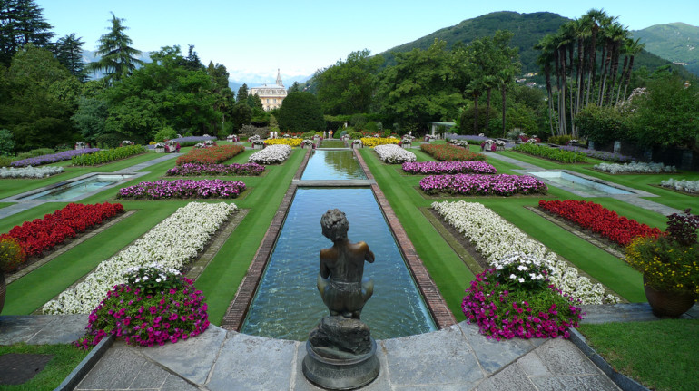 giardino della villa: statue, aiuole fiorite e prato ben curato