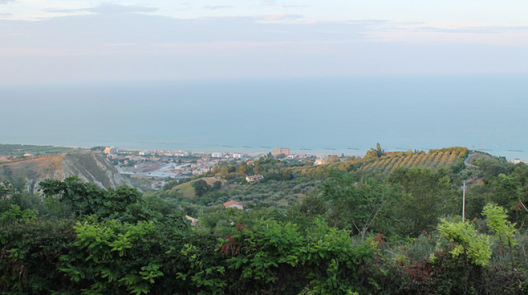 La città vista dalla collina. Il mare si estende all'orizzonte