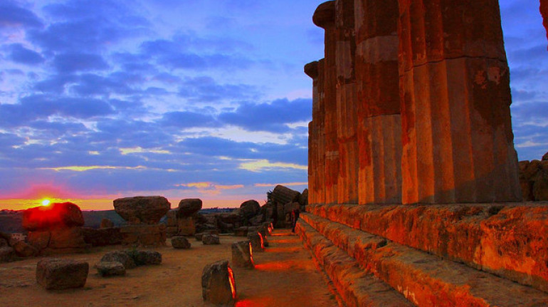 le colonne del tempio greco di Ercole appaiono rosse alla luce del tramonto