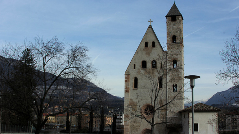 la chiesetta di sasso bianco, costruita lungo la sponda del fiume Adige a Trento